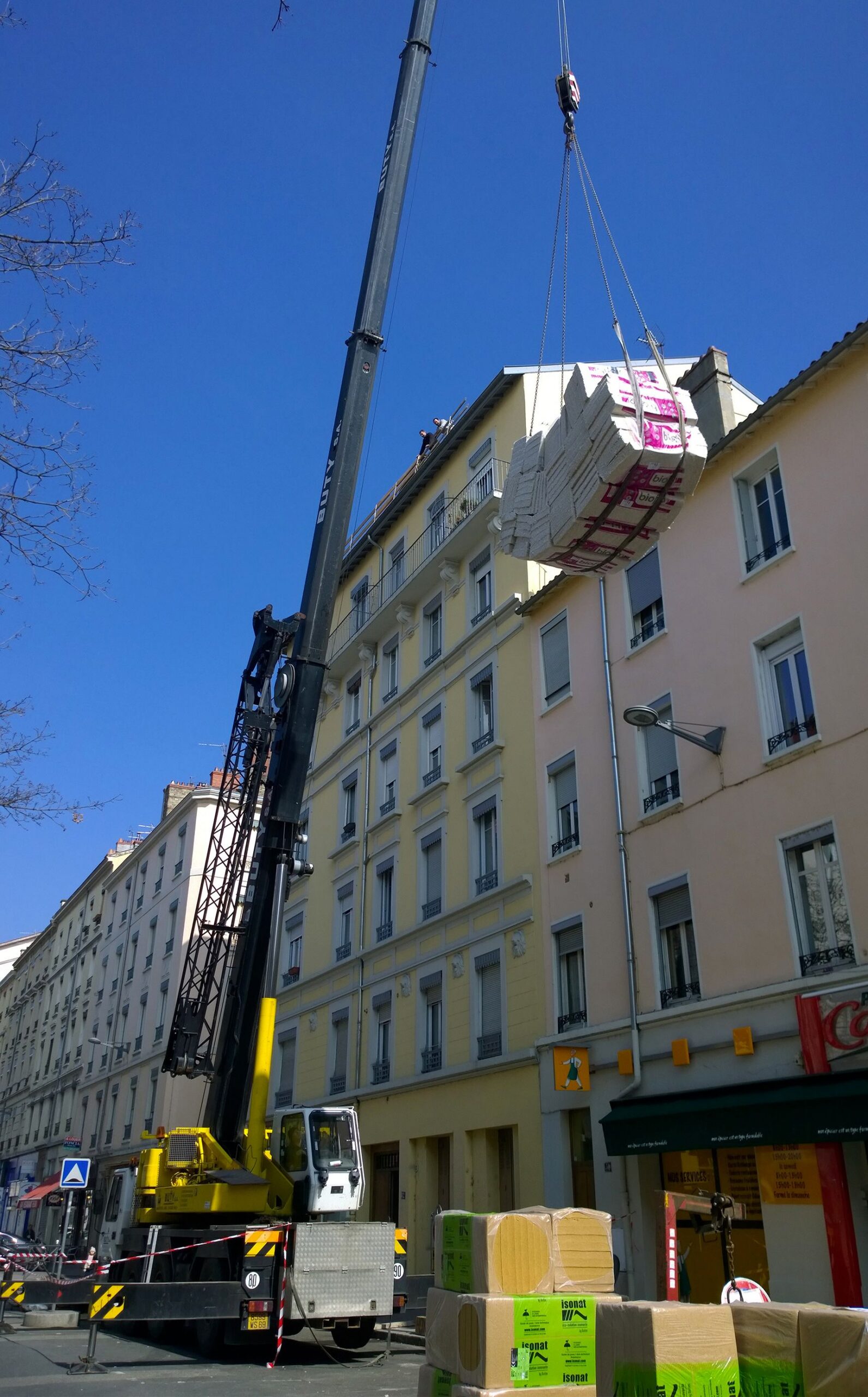 approvisionnement sur un chantierau 6ème étage avec une grue